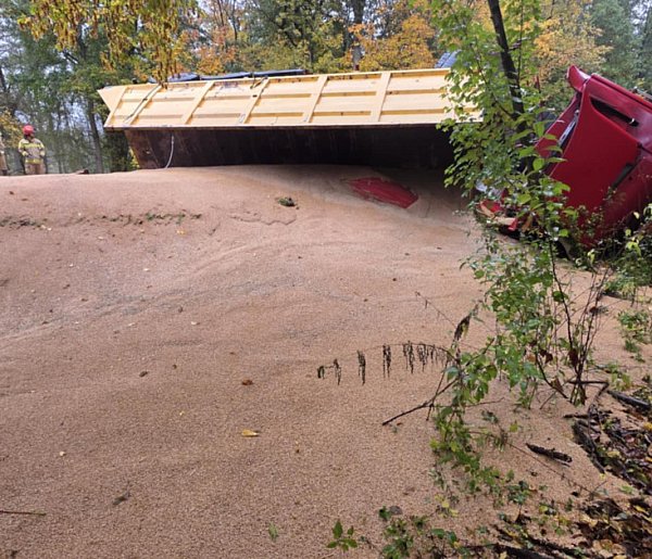 Ponad 20 ton zboża na jezdni! A wywrócona ciężarówka zablokowała drogę-83484