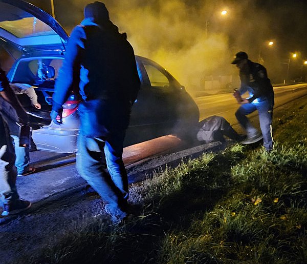 Auto stanęło w ogniu! Strażnicy miejscy z Gostynia pierwsi na miejscu akcji-83563