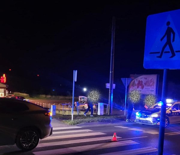 To przejście to jakaś tragedia! Groźny wypadek na pasach w rejonie marketu-83724