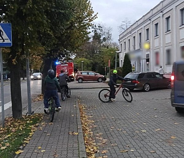 Słychać było alarm. Chwilę później przed bankiem pojawiły się zastępy strażaków-83901