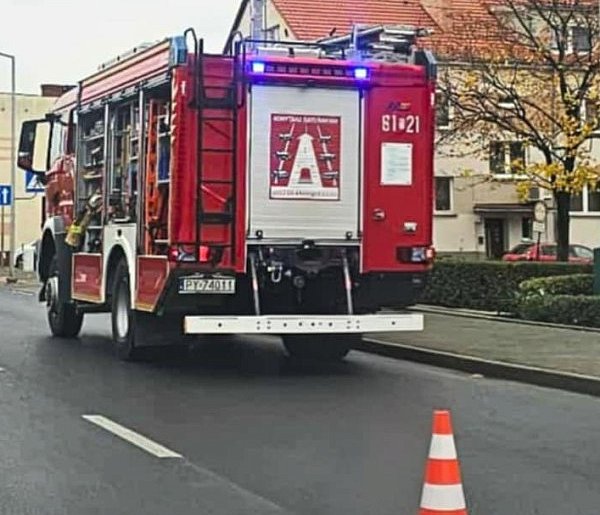 Opiekunka z OPS nie odpuściła. Strażacy siłowo otwarli drzwi. W środku zastali...-83889