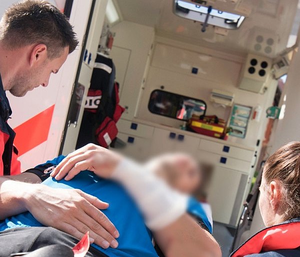 Wysiadł z auta, klęknął i dusił się krwią. Żaden kierowca nawet się nie zatrzymał-83898