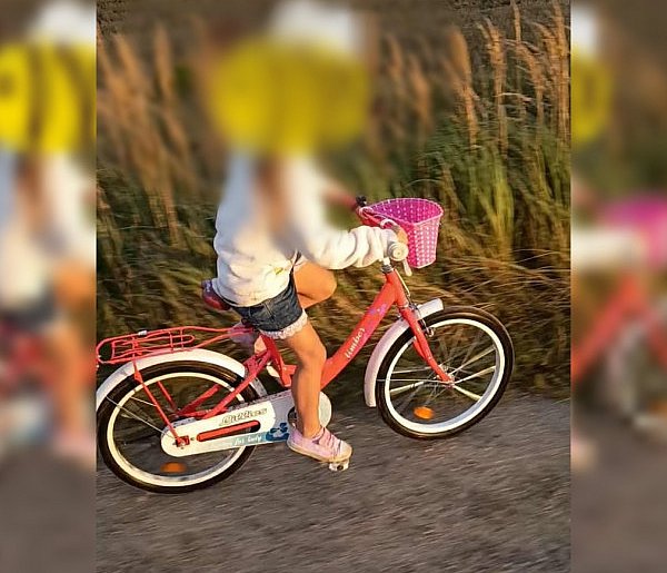 Kobieta ostrzega przez "zbieraczami" Ktoś podjechał i zabrał dziecku rowerek...-84038