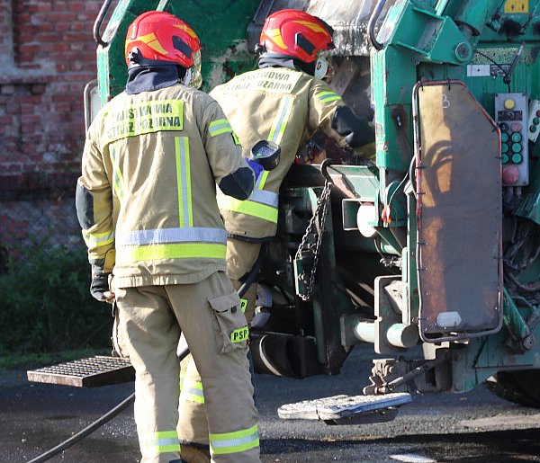 Mały ogień, duży problem. Niecodzienna akcja strażaków na targowisku...-84041