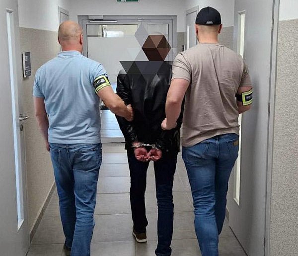 Koniec zabawy w chowanego. Policja odprowadziła go prosto do więzienia-84122