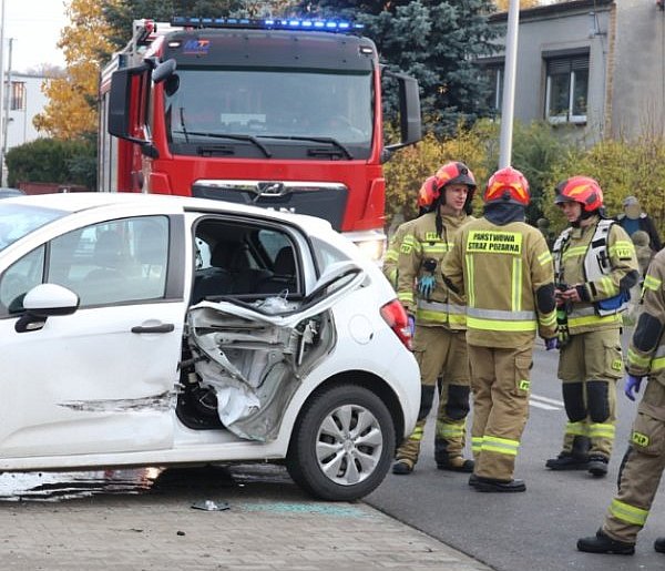 Zderzenie dwóch samochodów w Brzeziu. Najbardziej ucierpiała 55-letnia kobieta-84284