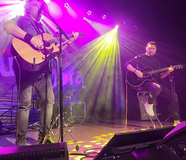 Najpierw hołd dla Króla, potem koncert akustyczny gwiazdy. Sala pełna ludzi-84431