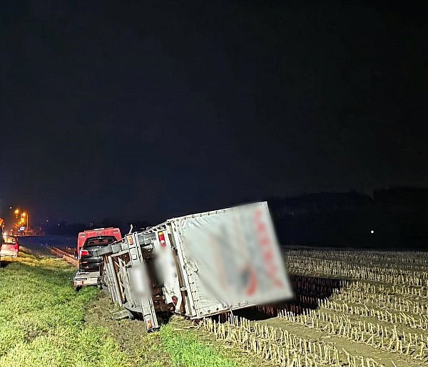 Tym razem na drodze wojewódzkiej. Laweta z autami wypadła z trasy...-84542