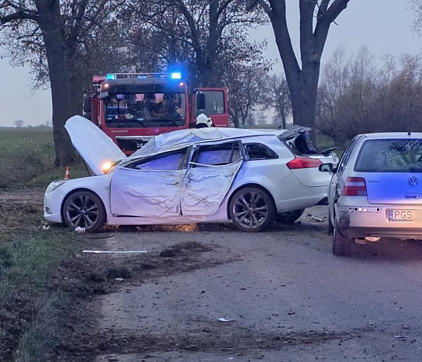 Groźny wypadek pod Poniecem! Zderzyły się dwa samochody i ciągnik rolniczy...-84635