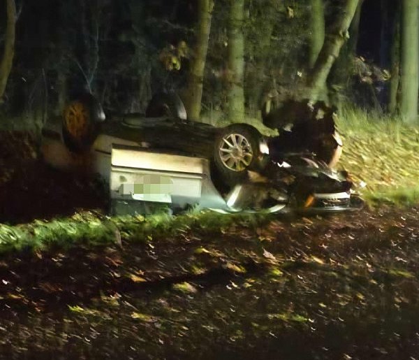 Wypadek na trasie Poniec-Bojanowo. Auto dachowało. Droga zablokowana-84656