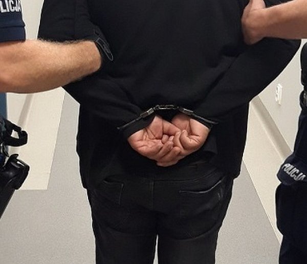 Myślał, że przechytrzy patrol i przeczeka na parkingu. Kilka godzin później...-84761