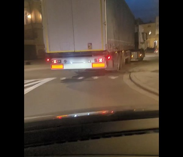 Ciężarówki coraz śmielej wjeżdżają na rynek. Mieszkańcy apelują o reakcję...-84764