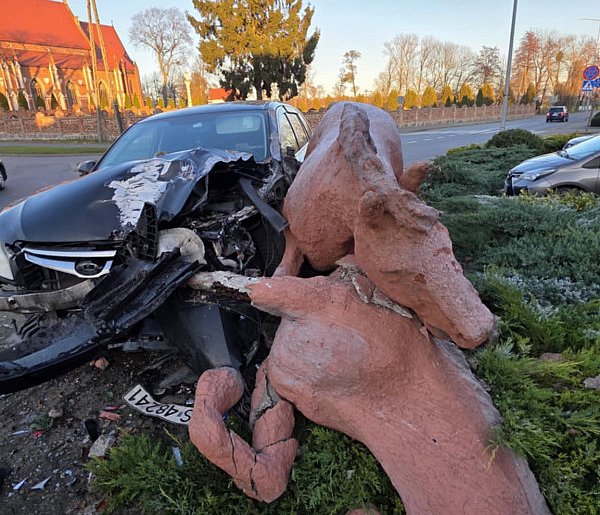 Poszły konie po betonie... W jednej chwili symbol Pępowa runął na ziemię-84887