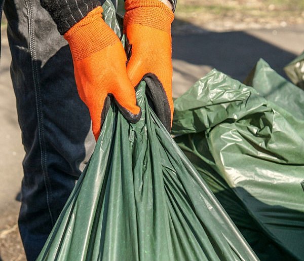 Odrabiał wyrok. Tak znalazł tajemniczy pakunek w krzakach przy gostyńskim parkingu-84878