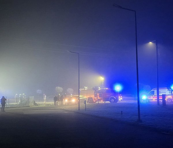 W środku nocy auto "zawisło" w rowie... na dachu. Młody kierowca miał szczęście-84902