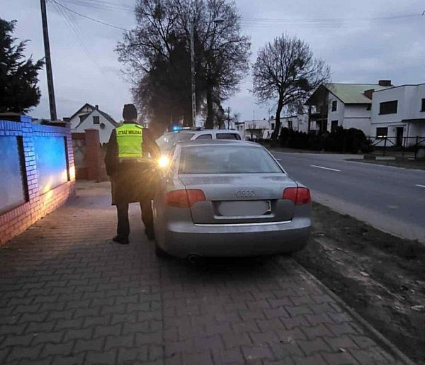 Jechał ścieżką pieszo-rowerową prosto na patrol. Twierdził, że dziadek go poprosił-84908