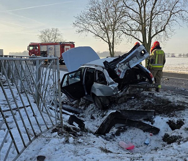 Zderzenie dwóch samochodów. Tył BMW skasowany. Pomoc nadeszła...-85158