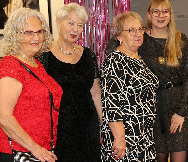 Senior nie znaczy, spokojnie i w kapciach. Ci dosłownie wymiatali na parkiecie-85134