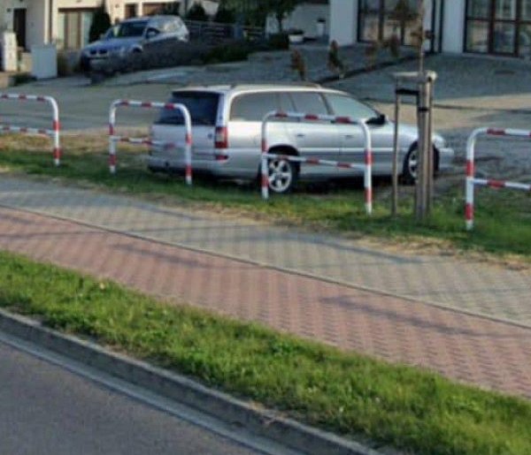 Zdewastowane auto od dawna straszyło na ulicy. Tak tłumaczył się właściciel...-85359