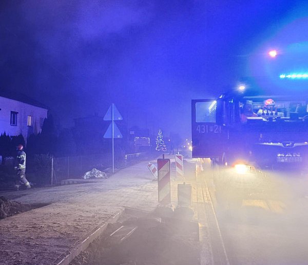 Spojrzała w górę i chwyciła za telefon. Coś dziwnego działo się nad dachem-85383