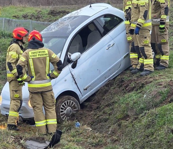 Auto w rowie, obwodnica zablokowana! 21-latka mogła zasłabnąć za kierownicą-85584