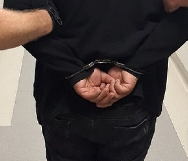 Samochód roztrzaskany, kierowca pijany, pasażer poszukiwany. Trzy w jednym...-85608