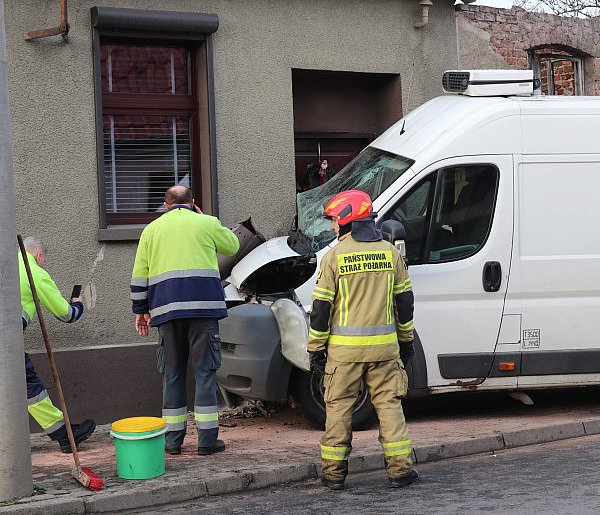 Bus "wbił się" w budynek. Uszkodził nie tylko elewację. Strażacy wstrzymali...-85614