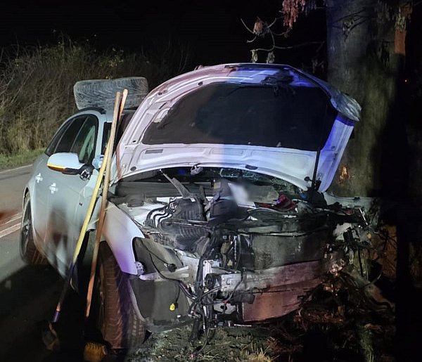 Uderzył w jedno, potem drugie drzewo. W środku troje ludzi. Auto skasowane-85662