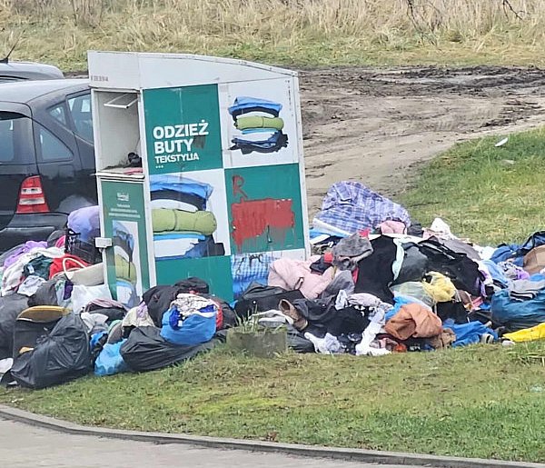 Zbiórka odzieży czy dzikie wysypisko? Zdjęcie nie pozostawia żadnych złudzeń-85635