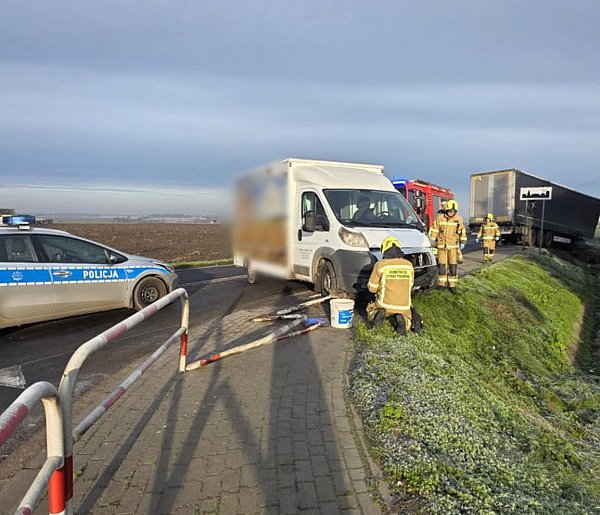Zderzenie na drodze wojewódzkiej 434. Ciężarówka utknęła na poboczu-85749
