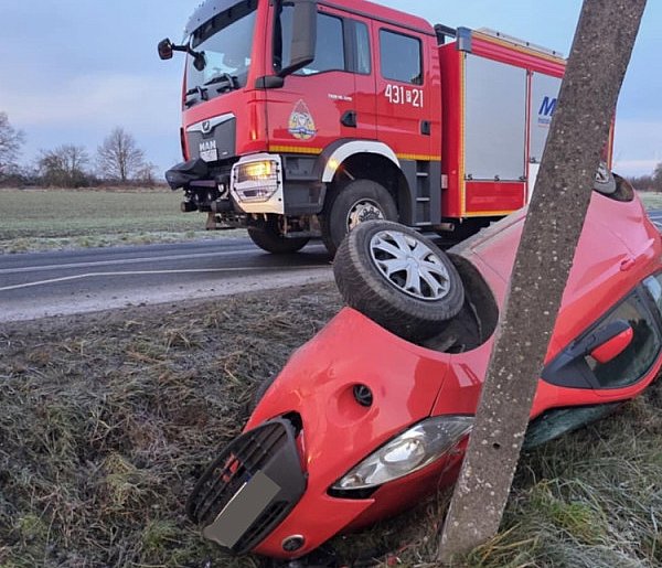 Dachowanie na olodzonej drodze. W aucie dwie nastolatki. Jechały do szkoły-85734