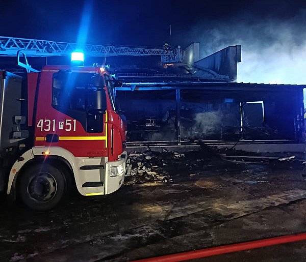 Ogromny pożar w Rawiczu. Strażacy z naszego powiatu walczyli z żywiołem-85878