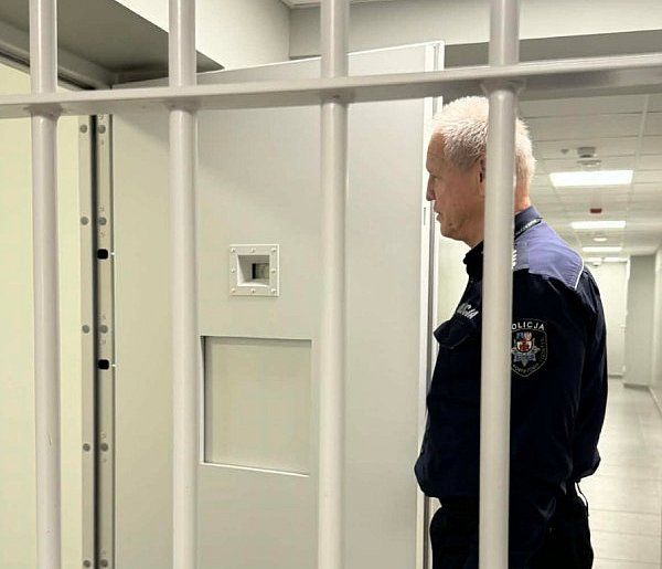 Był poszukiwany... Z auta przesiadł się na hulajnogę. Wpadł w centrum Gostynia-85893