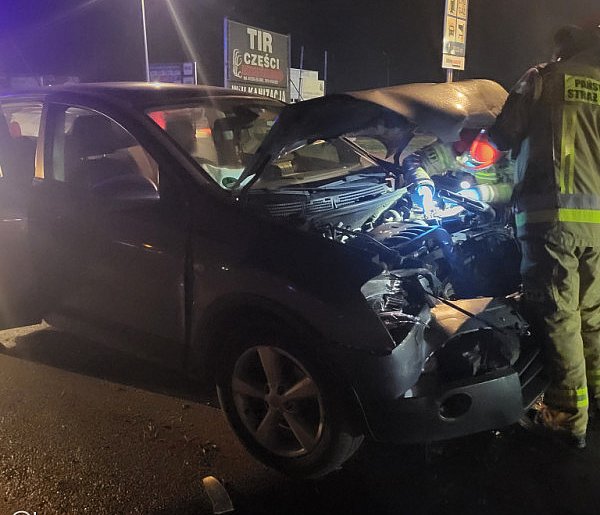 To były sekundy. Nie wyhamowała, skutki są opłakane. Przód auta zniszczony-85944