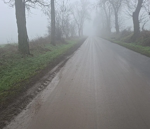 Zamiast asfaltu...brunatny ślad. Tam nietrudno było "uświnić" sobie samochód-86007