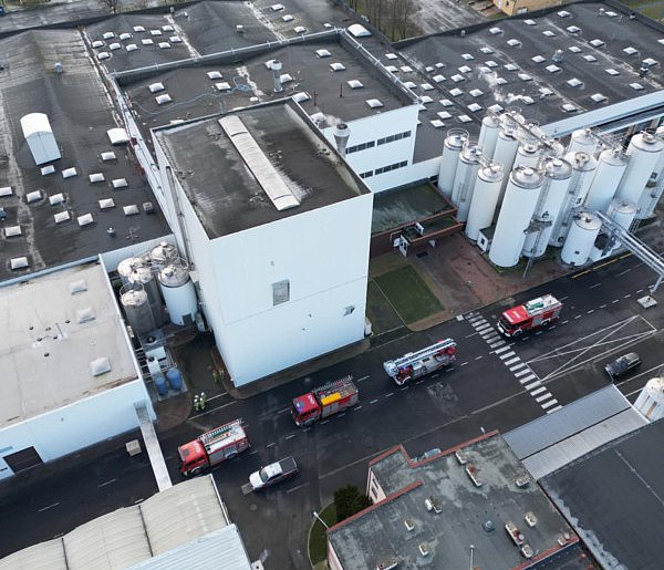 Pożar w gostyńskiej mleczarni. Na miejscu działa kilka zastępów strażaków-86284