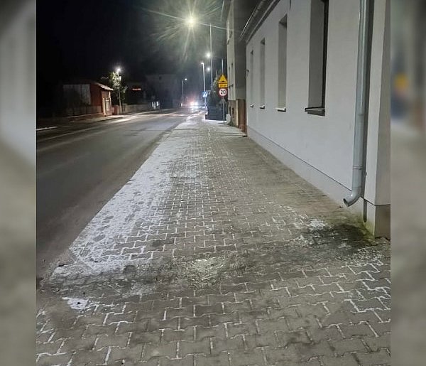 Ślisko na chodniku? Zwróciła uwagę, ale została wyśmiana. Miała patrzeć pod nogi-86320