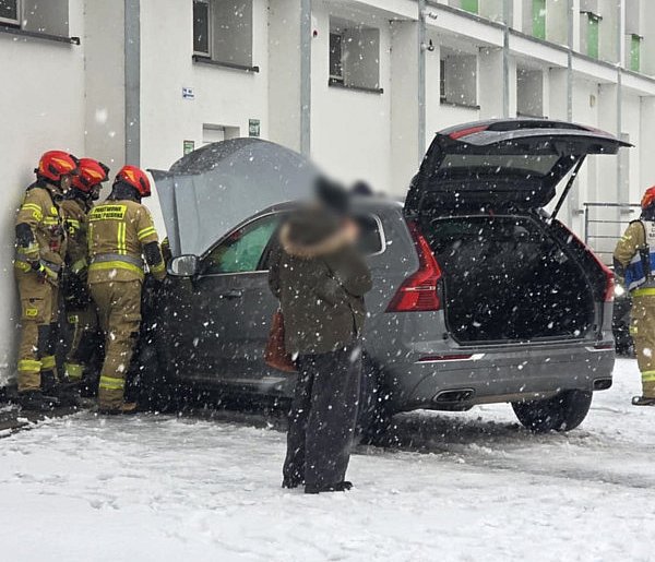 Skrzyżowanie, chodnik, ściana... Auto uderzyło w budynek dawnego hotelu-86404