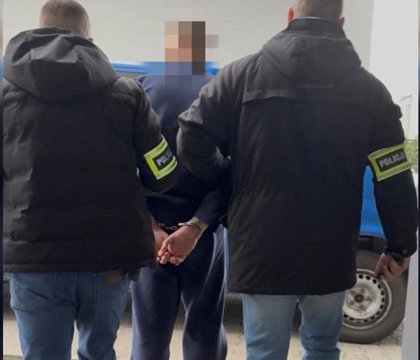 Kryjówka jak z internetowego mema. Aż ciężko uwierzyć, gdzie schował narkotyki-86443