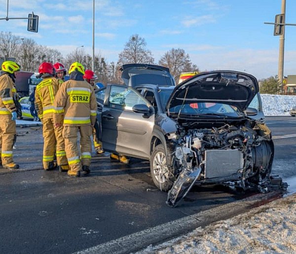 Mieszkaniec naszego powiatu miał dużo szczęścia. W jego auto wjechała 76-latka-86524