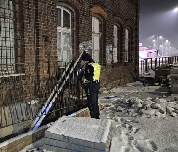 Wchodzą tam, gdzie rzadko ktoś zagląda. Sprawdzają posesje. Bywa różnie...-86569