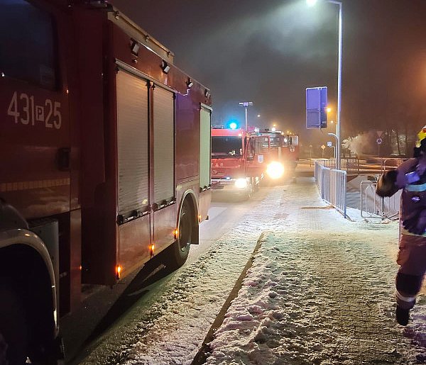 Pożar wybuchł po północy. Właściciel wyniósł płonący kosz. Mamy nagranie...-86599