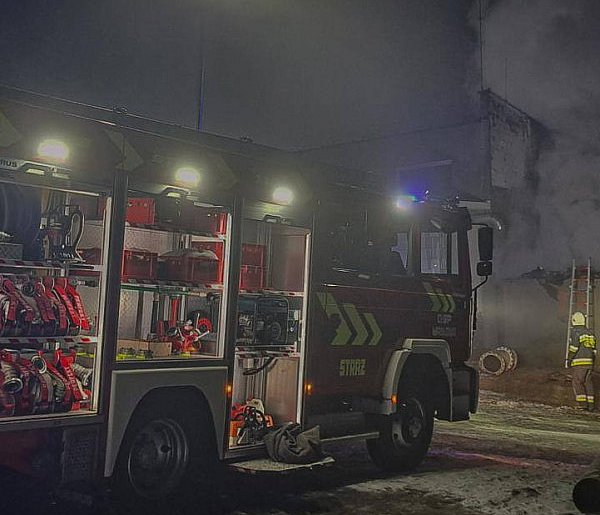 Wieczorna akcja strażaków w Małachowie. W zakładzie pracują też nasi mieszkańcy-86575