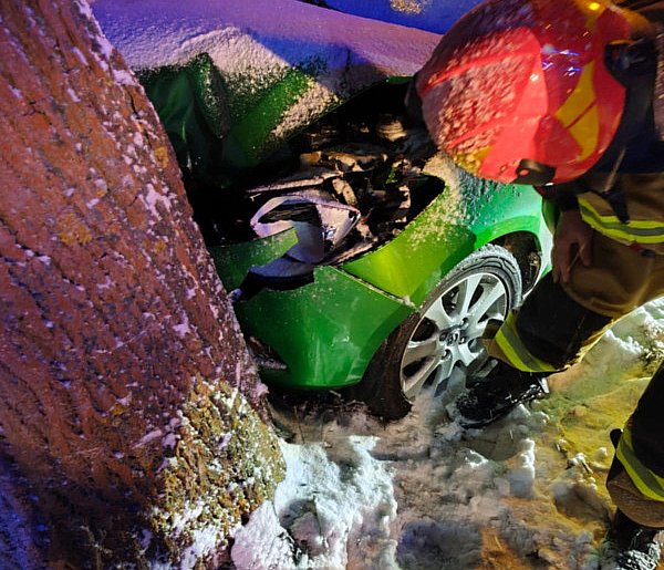 Wpadła w poślizg i uderzyła w drzewo. Kobieta trafiła do szpitala na badania-86716