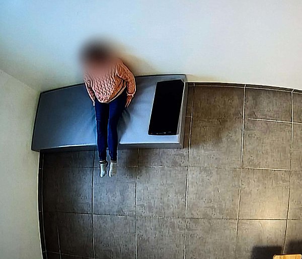 Atak na ratowników medycznych w Gostyniu! Szokujące sceny w mieszkaniu-86899