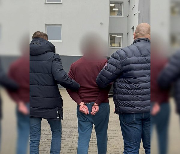 Wolność trwała jeden dzień. Chwycił ojca za szyję i znów groził, że go zabije-86935