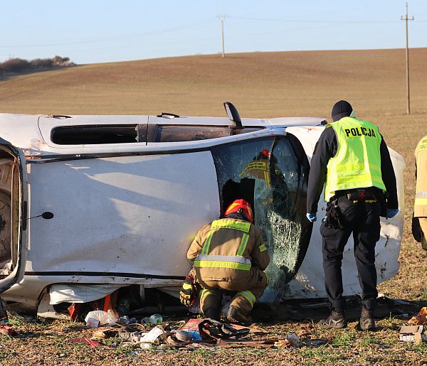 Wypadek na wyjeździe z Gostynia. Auto wypadło z drogi, zatrzymało się w polu-86923