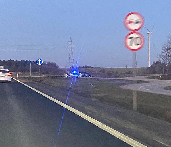 Auto wylądowało na poboczu obwodnicy DW434. Za kierownicą siedziała 25-latka-86959