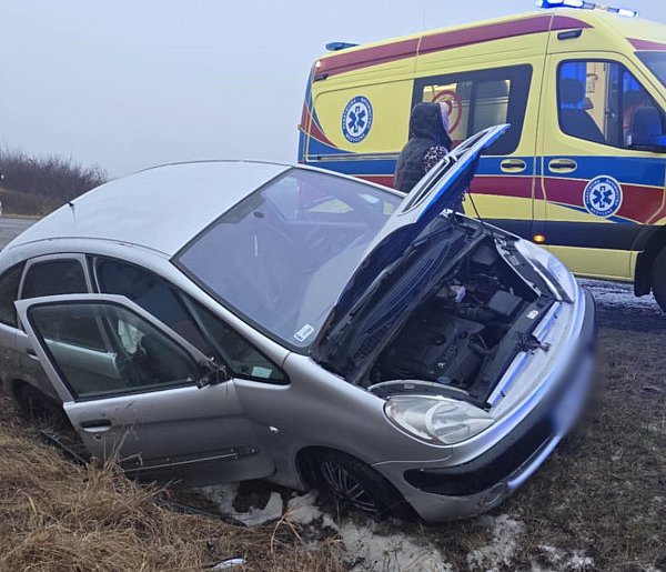 Poranne zdarzenia na drogach. Samochód w rowie, kobieta trafiła do szpitala