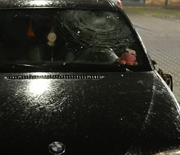 Ojciec i syn zatrzymani! Roztrzaskali BMW pięściami. Poszło o sprawy...